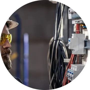 Os sinais de que é hora de chamar um eletricista para resolver problemas elétricos.